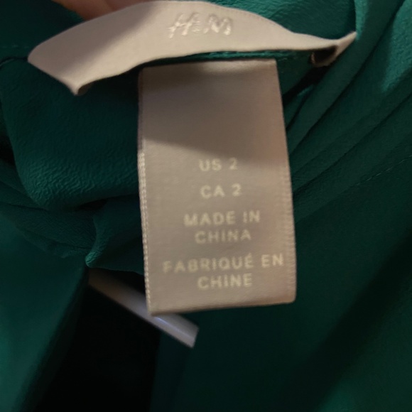H&M Green cut-out Blouse | Size 2 - Picture 4 of 5